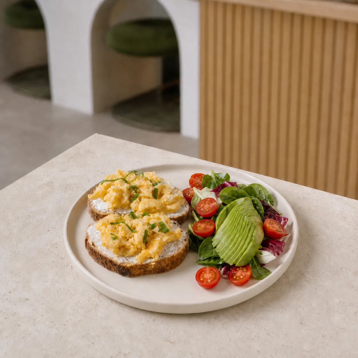 Toast cu ouă scrambled